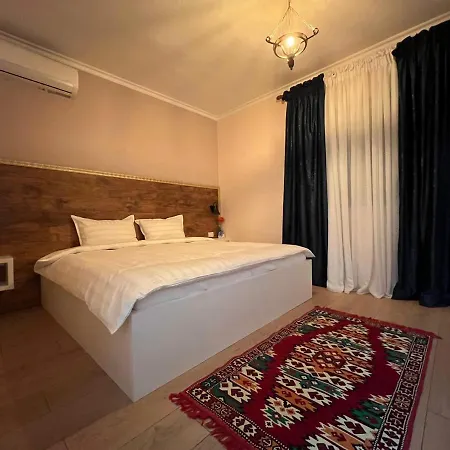 Chestnut Yard * Τίρανα