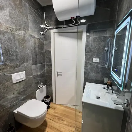 Chestnut Yard Τίρανα