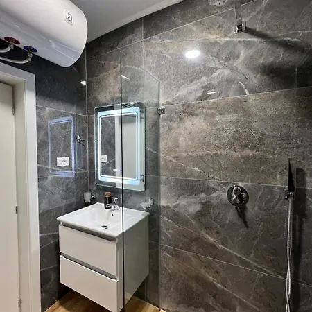 Chestnut Yard * Τίρανα