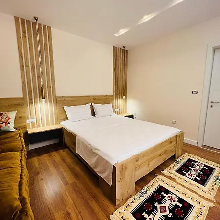 Chestnut Yard Τίρανα